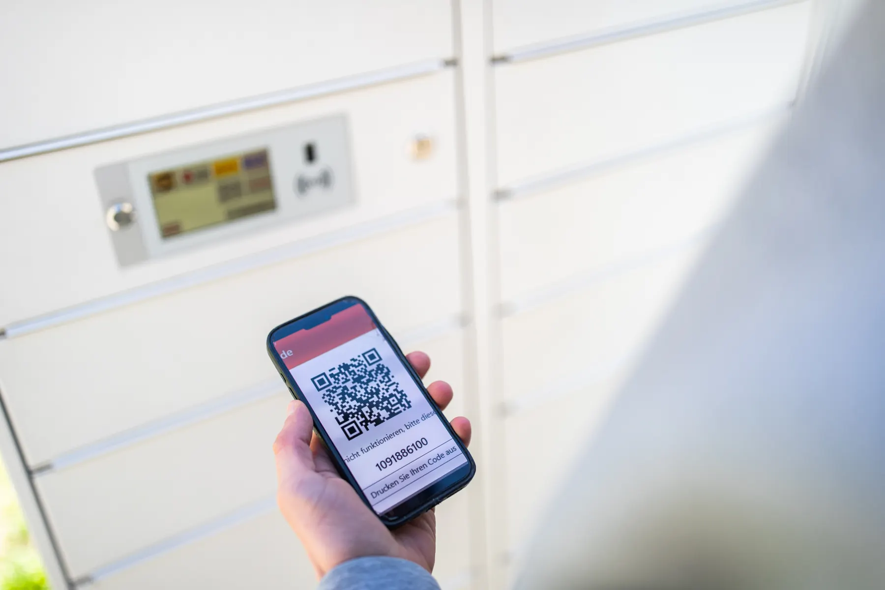 Person empfängt Paket per Smartphone