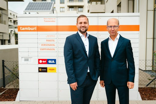 Dominic Allram und Paul Brandstätter vor dem 1.000. Tamburi-Paketkasten in Wien-Floridsdorf